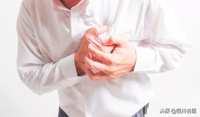 惊呆!小伙子胸部越长越大,竟然和他女朋友有关……