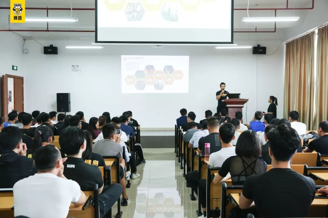 私人健身教练，不仅体面还高薪，月薪2万不是梦！