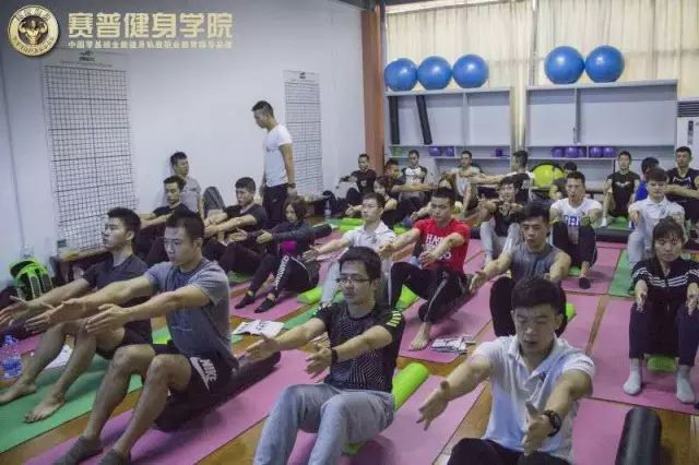 私人健身教练，不仅体面还高薪，月薪2万不是梦！