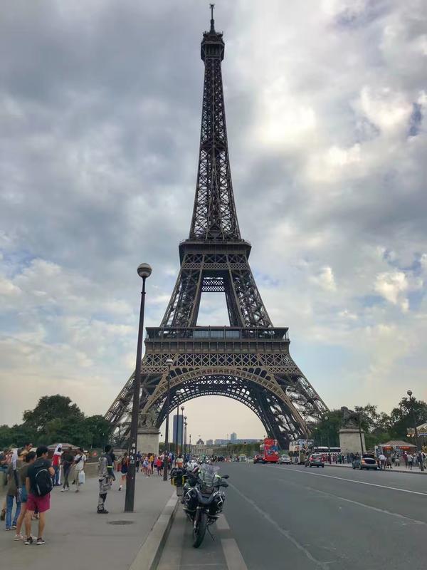 骑着摩托车环中国旅游,俩郑州小伙骑摩托环游欧洲