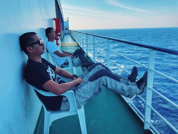 骑着摩托车环中国旅游,俩郑州小伙骑摩托环游欧洲