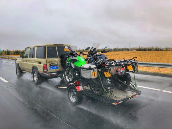 骑着摩托车环中国旅游,俩郑州小伙骑摩托环游欧洲
