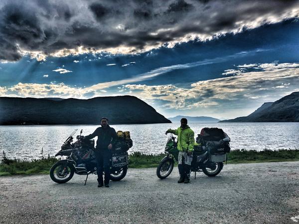 骑着摩托车环中国旅游,俩郑州小伙骑摩托环游欧洲