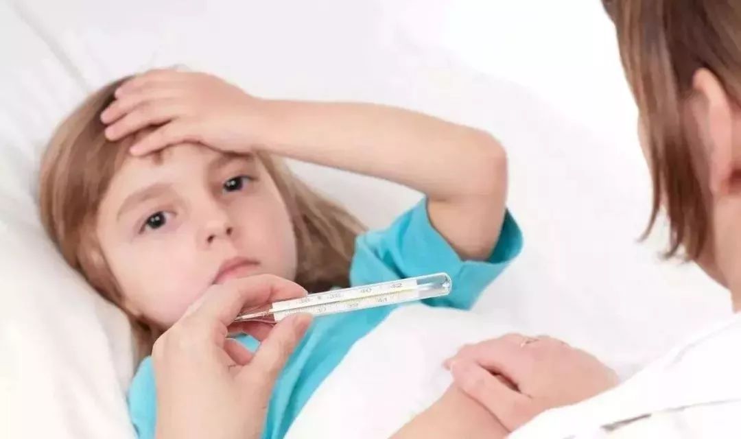 中医院护士救儿童,医者仁心医生救小孩