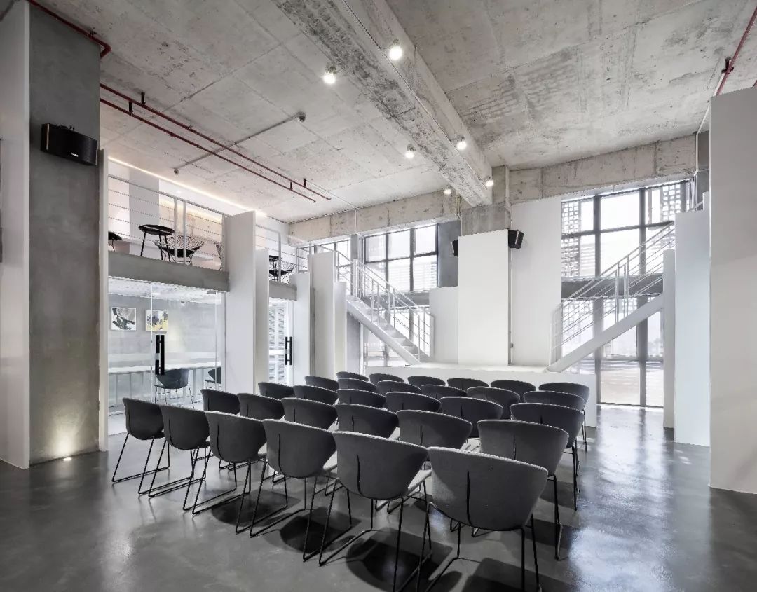 一个七彩青年创想空间，打破了居住与工作间的壁垒