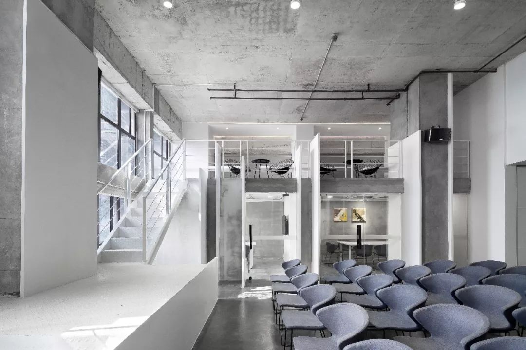 一个七彩青年创想空间,打破了居住与工作间的壁垒