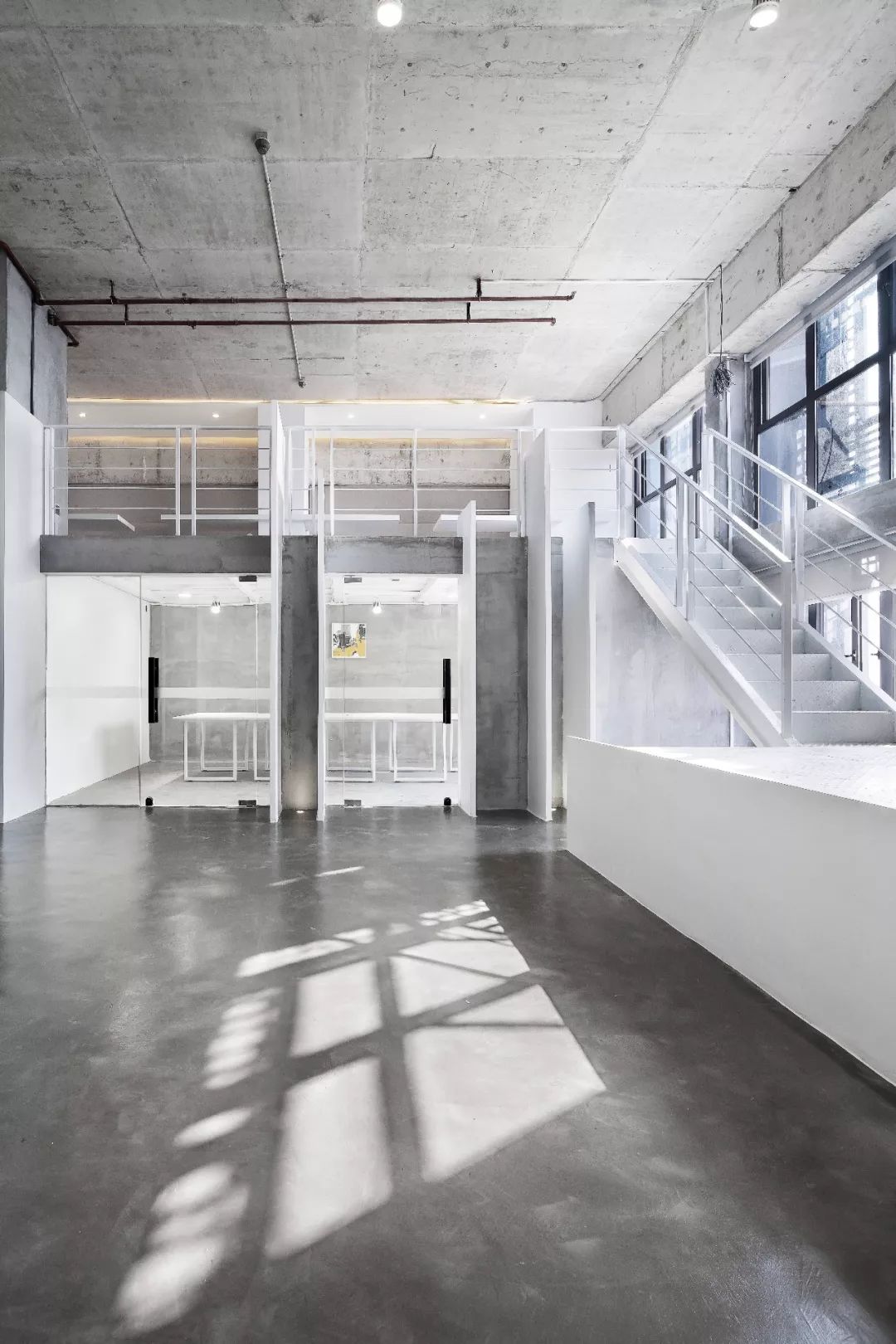 一个七彩青年创想空间，打破了居住与工作间的壁垒