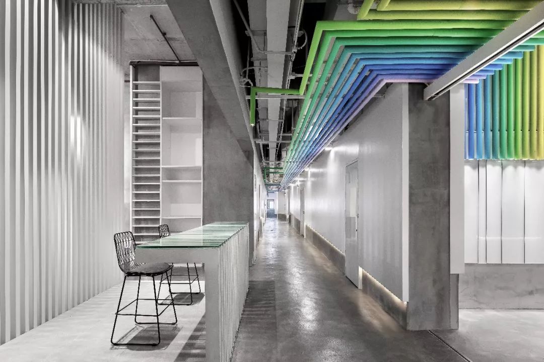 一个七彩青年创想空间，打破了居住与工作间的壁垒