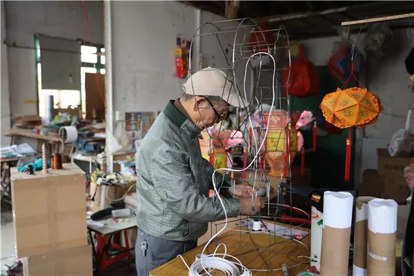 「家在鲤城」精美花灯藏小巷，父子相承老手艺