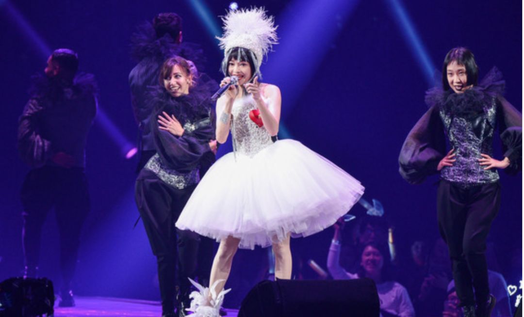 影视日报｜《延禧攻略》版权卖90国梅艳芳逝世15周年梅妈*放播**爱女美国演出纪念；欧阳娜娜推销祛痘药膏医师指正：那是涂私密处的