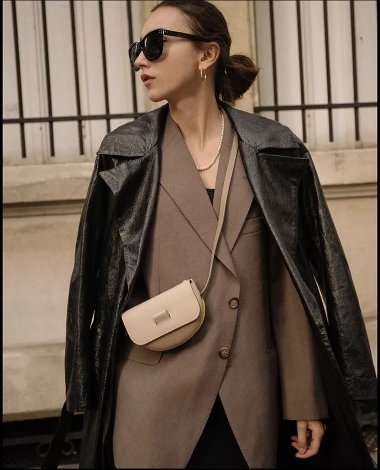 衣服越厚包越小,今年冬天衣服穿得越厚越时髦