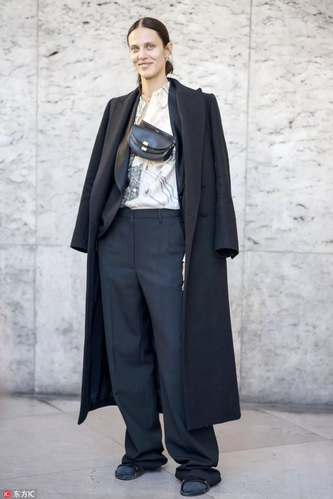 衣服越厚包越小,今年冬天衣服穿得越厚越时髦