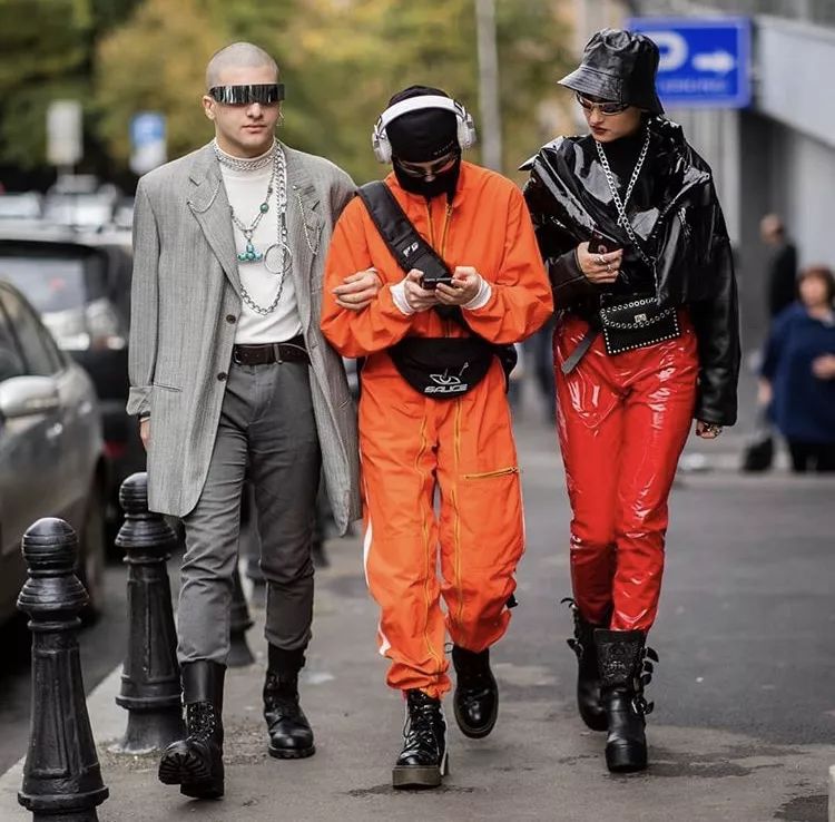 衣服越厚包越小,今年冬天衣服穿得越厚越时髦