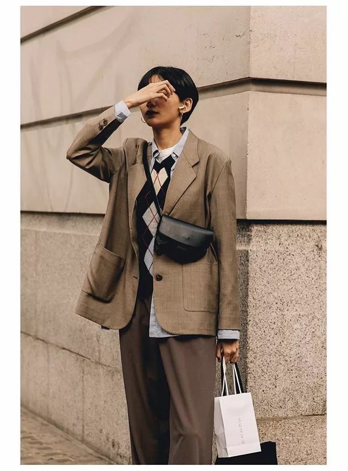 衣服越厚包越小,今年冬天衣服穿得越厚越时髦