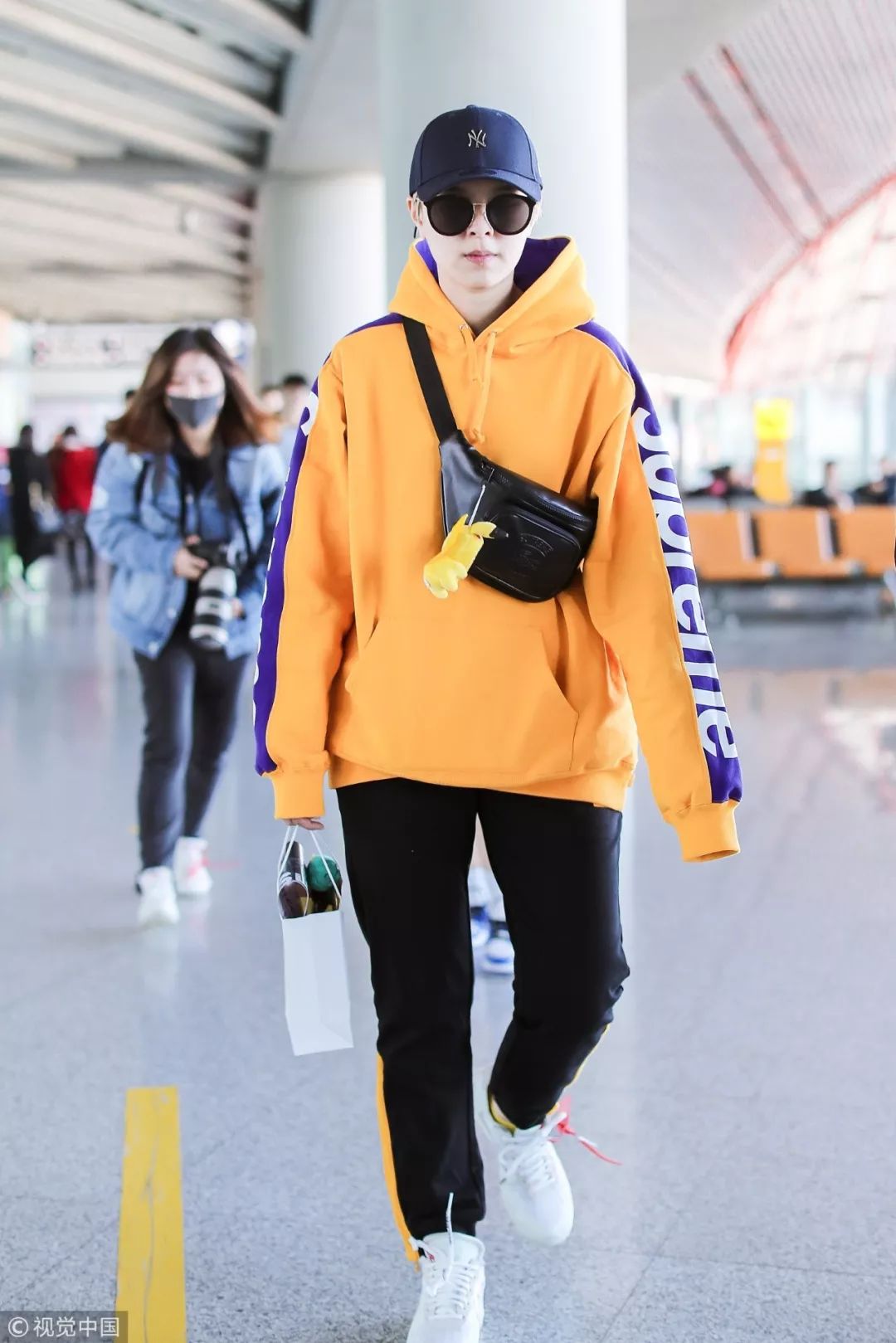 衣服越厚包越小,今年冬天衣服穿得越厚越时髦