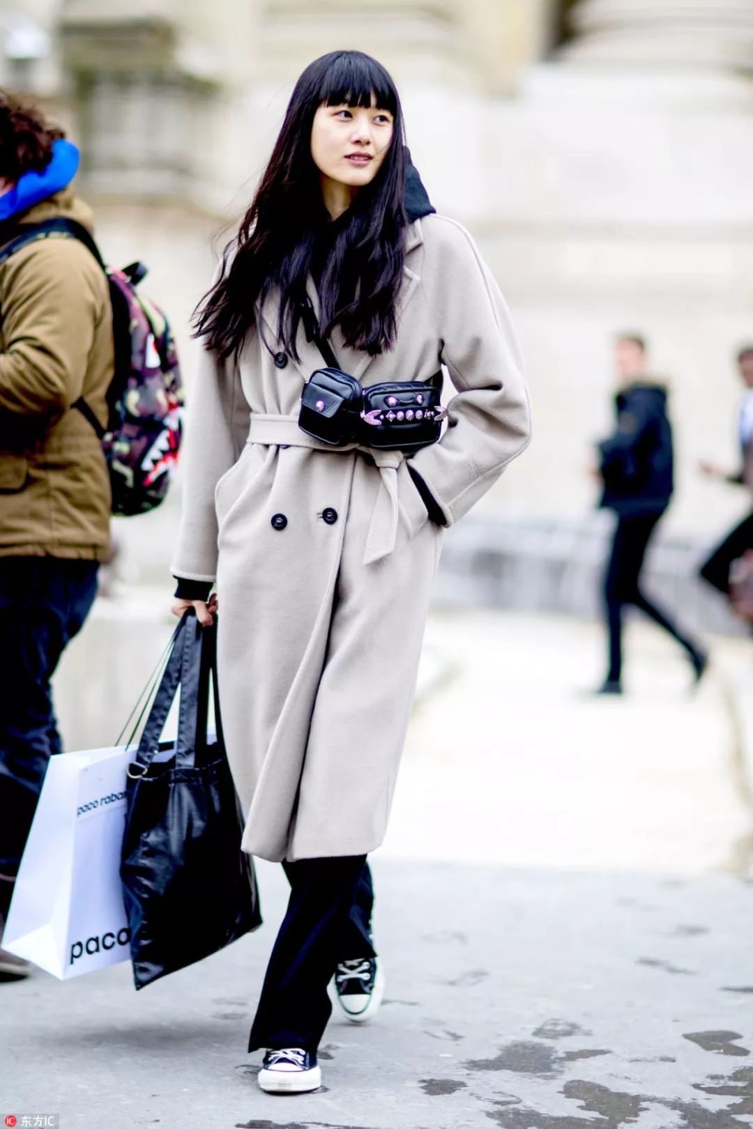 衣服越厚包越小,今年冬天衣服穿得越厚越时髦