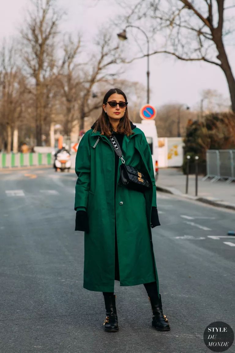 衣服越厚包越小,今年冬天衣服穿得越厚越时髦