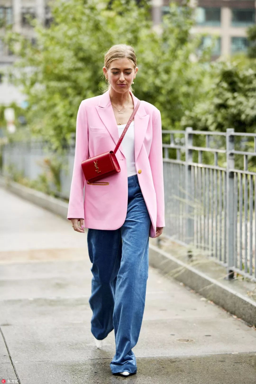 衣服越厚包越小,今年冬天衣服穿得越厚越时髦