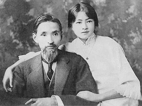 林徽因百褶裙,漆皮靴