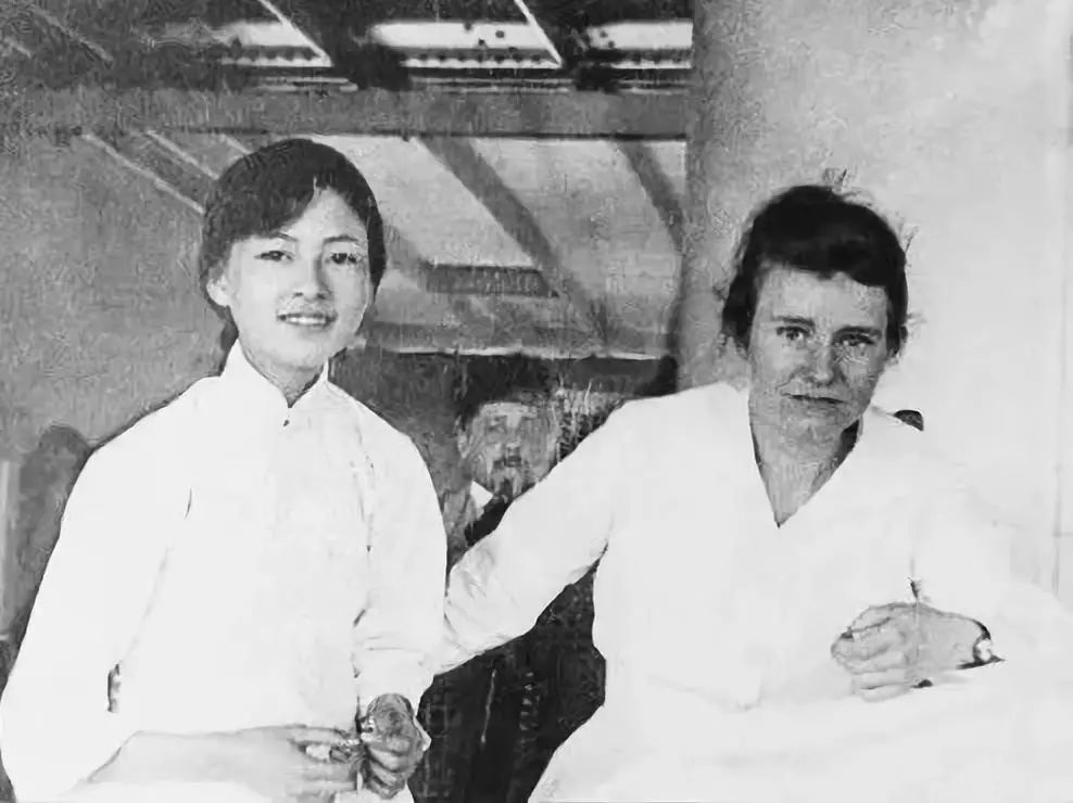 林徽因百褶裙,漆皮靴