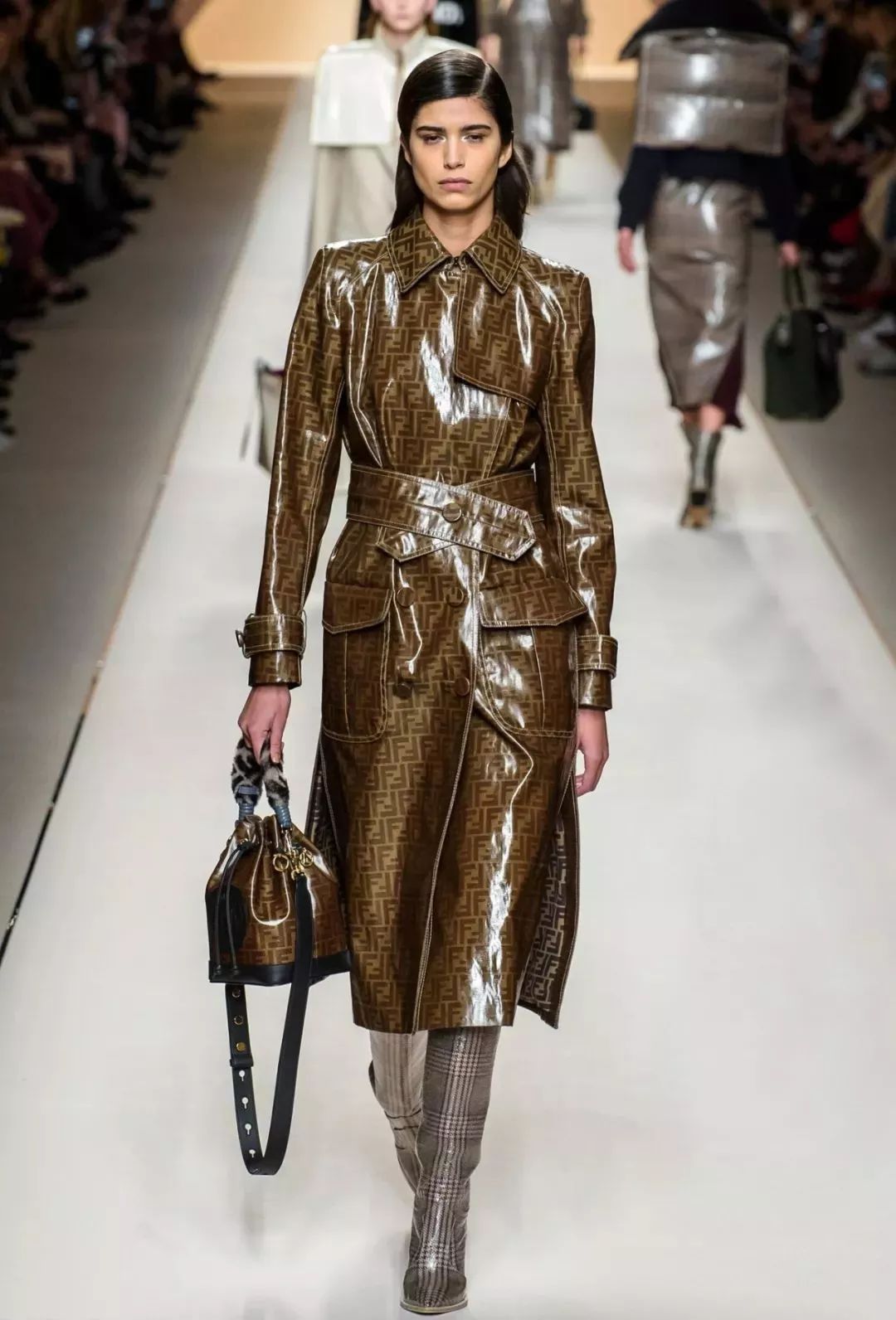 林徽因百褶裙,漆皮靴