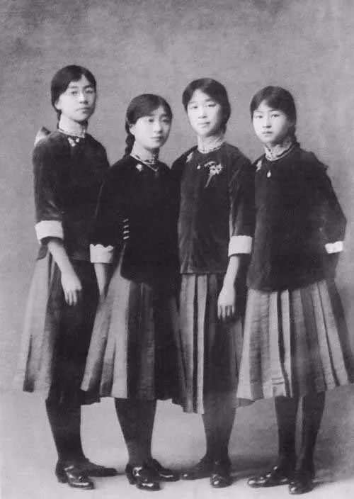 林徽因百褶裙,漆皮靴