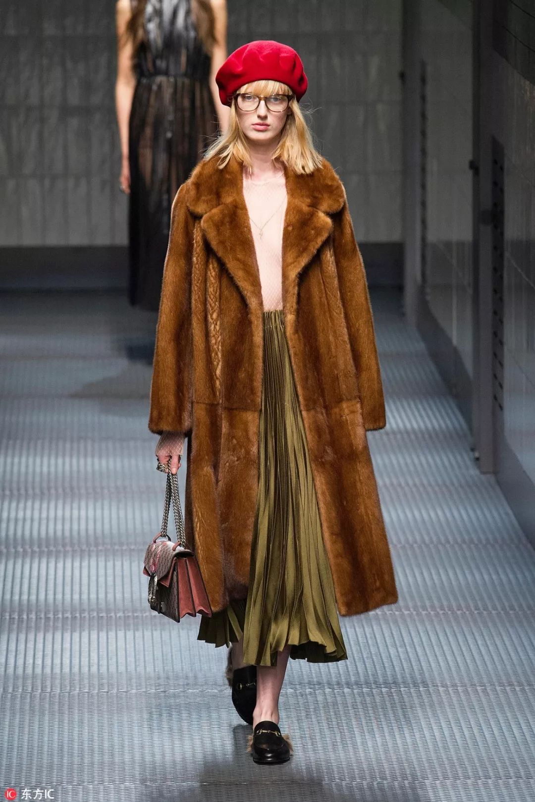 林徽因百褶裙,漆皮靴