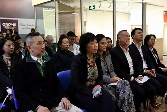 鍚埅绐楅グ,浜ㄧ壒绐楅グ灞曞巺