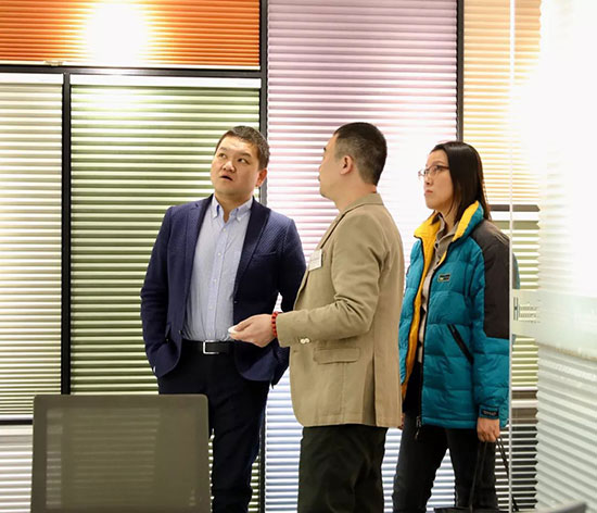 鍚埅绐楅グ,浜ㄧ壒绐楅グ灞曞巺