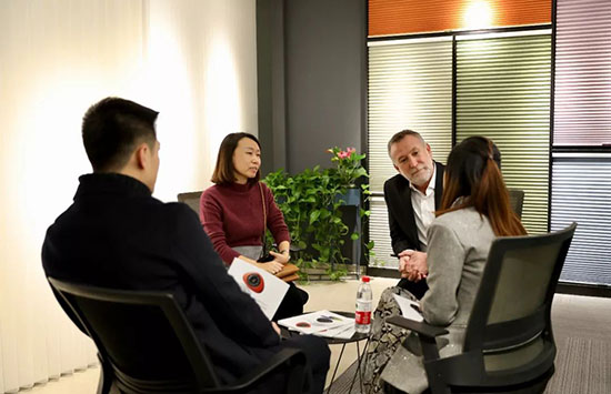 鍚埅绐楅グ,浜ㄧ壒绐楅グ灞曞巺