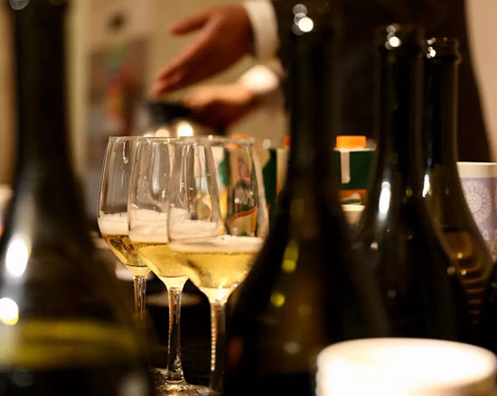 鍚埅绐楅グ,浜ㄧ壒绐楅グ灞曞巺