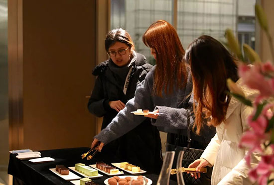 鍚埅绐楅グ,浜ㄧ壒绐楅グ灞曞巺