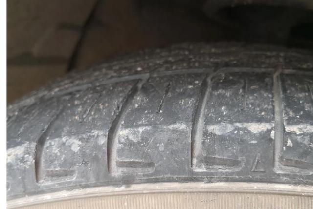 轮胎侧面裂纹到什么程度可以换,轮胎胎花好但是凹槽有裂纹正常吗