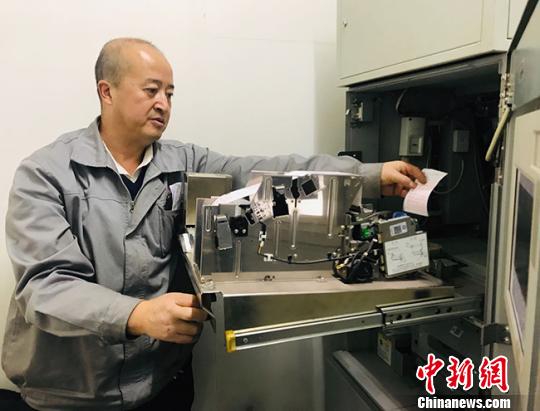 探秘ATM机加钞员:日行百公里路途看景抵孤独