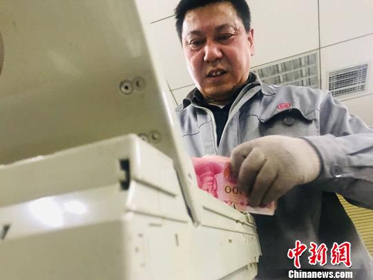 探秘ATM机加钞员:日行百公里路途看景抵孤独