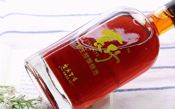 男子满身血迹,一名男子满脸是血跑到派出所报警