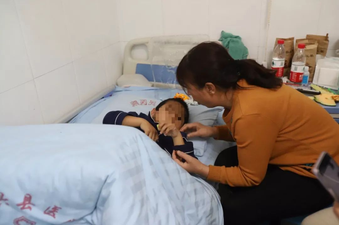 心疼小孩被烫伤,心疼孩子被烫