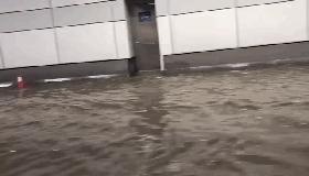 自来水公司水管爆裂导致房子被淹,自来水管道爆裂导致车被淹