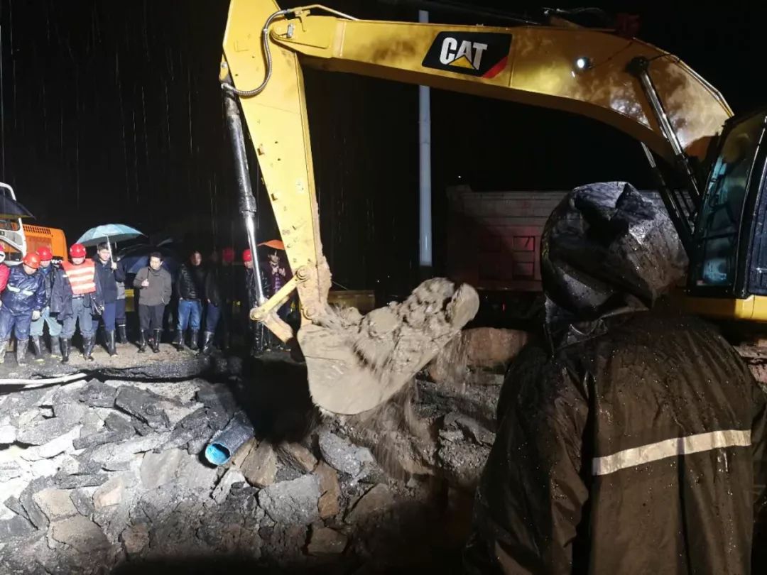 自来水公司水管爆裂导致房子被淹,自来水管道爆裂导致车被淹