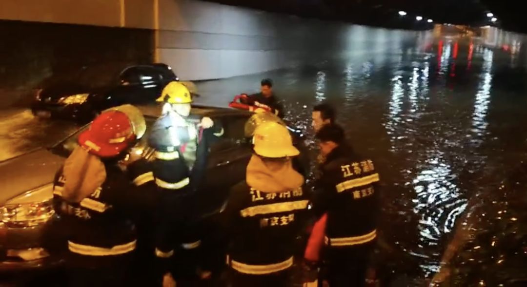 自来水公司水管爆裂导致房子被淹,自来水管道爆裂导致车被淹