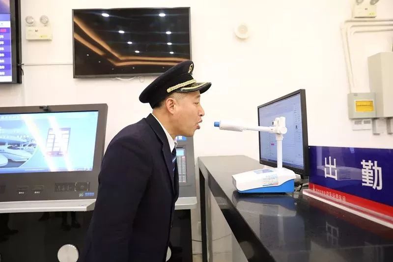 致敬改革开放40年，你可读懂父亲①｜她想让全世界知道，爸爸是开火车的！