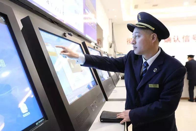 致敬改革开放40年，你可读懂父亲①｜她想让全世界知道，爸爸是开火车的！