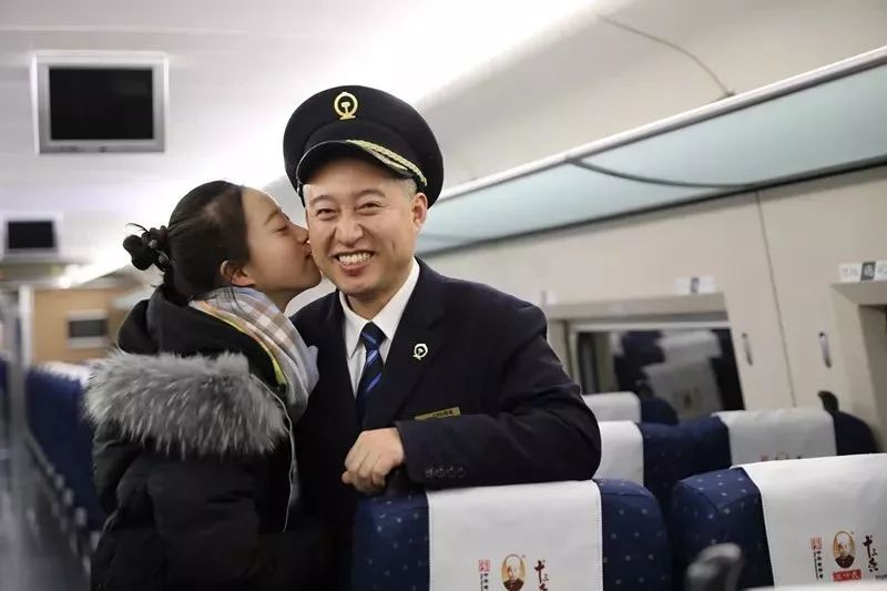 致敬改革开放40年，你可读懂父亲①｜她想让全世界知道，爸爸是开火车的！