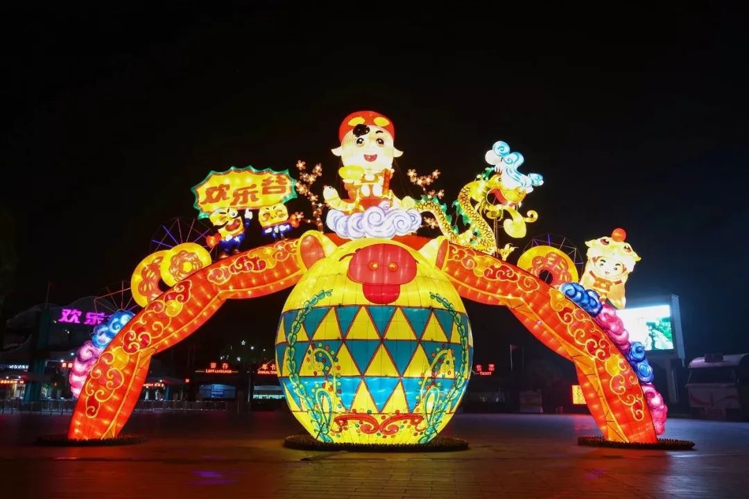 上海欢乐谷嗨翻了！50万㎡华灯齐放、圣诞市集、狂欢盛典，还能与偶像零距离接触……