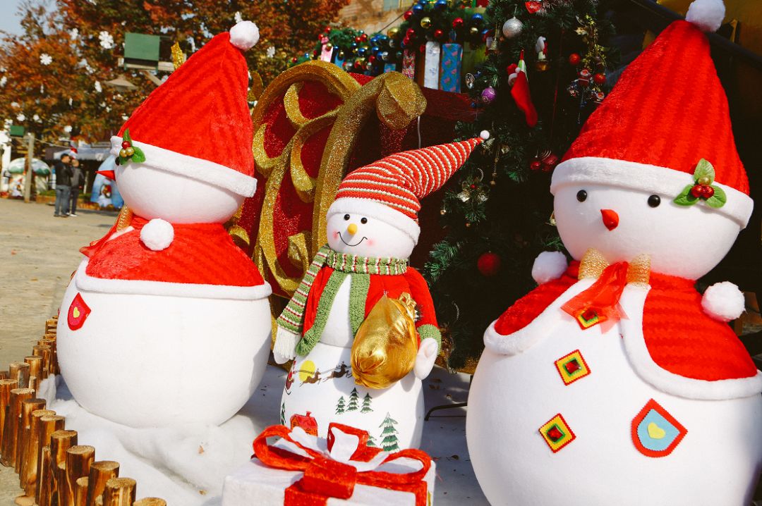 上海欢乐谷嗨翻了！50万㎡华灯齐放、圣诞市集、狂欢盛典，还能与偶像零距离接触……