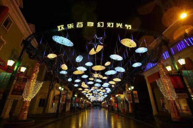 上海欢乐谷嗨翻了！50万㎡华灯齐放、圣诞市集、狂欢盛典，还能与偶像零距离接触……