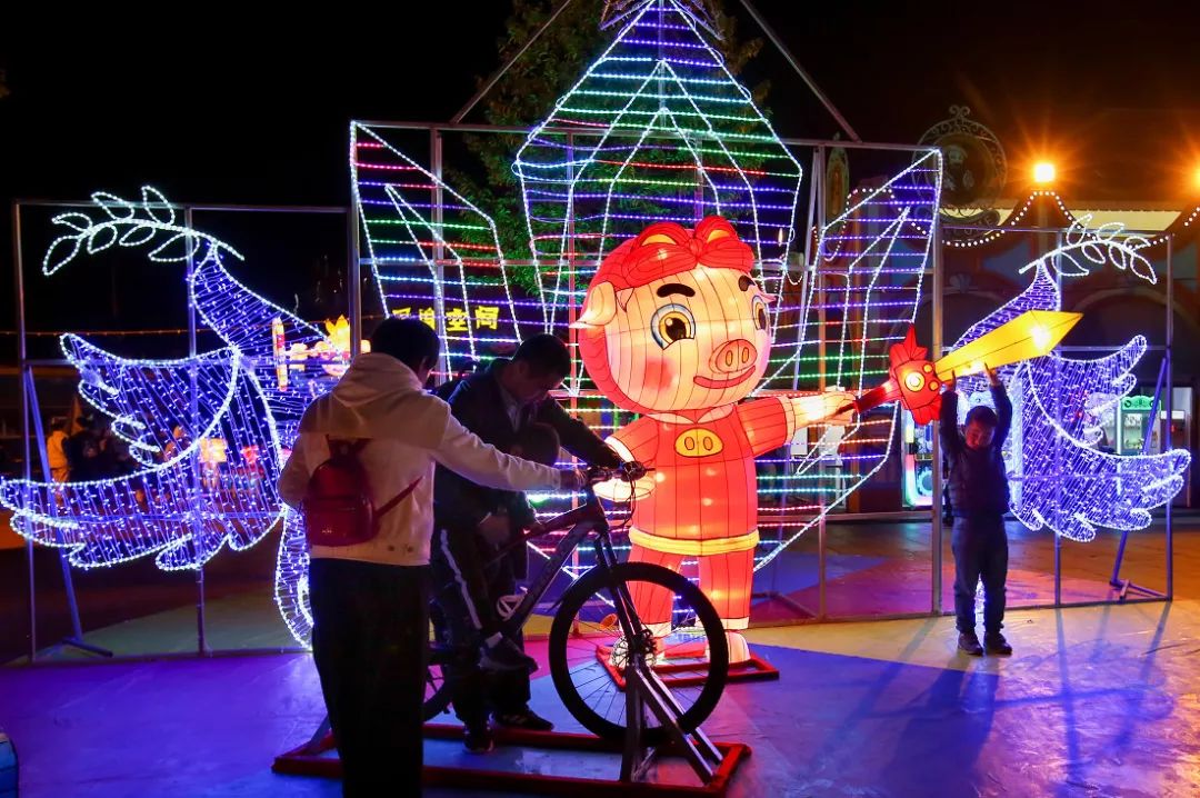 上海欢乐谷嗨翻了！50万㎡华灯齐放、圣诞市集、狂欢盛典，还能与偶像零距离接触……
