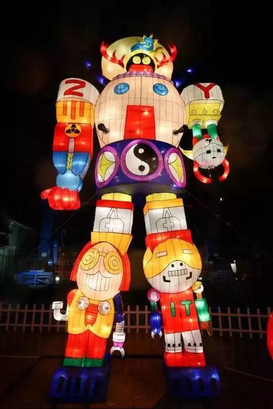 上海欢乐谷嗨翻了！50万㎡华灯齐放、圣诞市集、狂欢盛典，还能与偶像零距离接触……