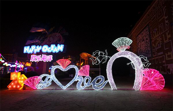 上海欢乐谷嗨翻了！50万㎡华灯齐放、圣诞市集、狂欢盛典，还能与偶像零距离接触……