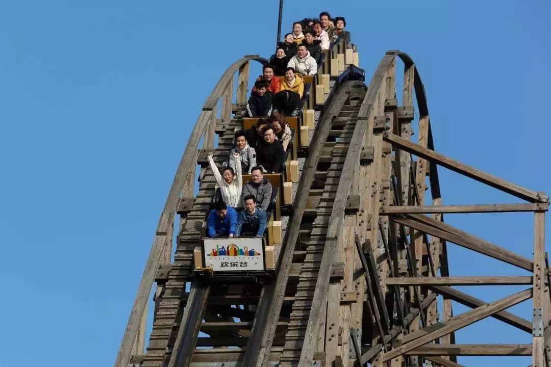 上海欢乐谷嗨翻了！50万㎡华灯齐放、圣诞市集、狂欢盛典，还能与偶像零距离接触……